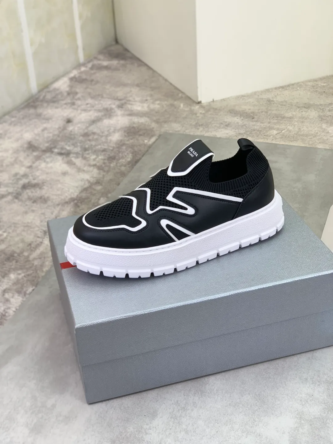 Men's shoes 💰P600💰 [New style] Flying weave series (summer must-have) is now available on the official website, 🆘 Trendy brand (Prada) mainly promotes popular models, avant-garde and versatile fashionable men's shoes, private version mold opening, cowhide surface splicing 1:1.. Fashionable and simple, original imported cowhide and cowhide leather feet; the atmosphere and personality are more fashionable, eye-catching and pursuing class. It will subvert the old idea and be a must-have for fashion trendsetters with you! Must keep it for yourself! High-end comfort and low-end, high-end quality workmanship. Size: 38-45 4️⃣colors available.